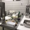 Metzgerei Meyer: Vorbereitung für Bratwurstseminar in moderner Küche.
