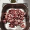 Frisches Schweinefleisch für Bratwurstzubereitung bei Metzgerei Meyer.