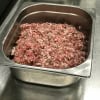 Hackfleisch in Edelstahlwanne für Bratwurstseminar.